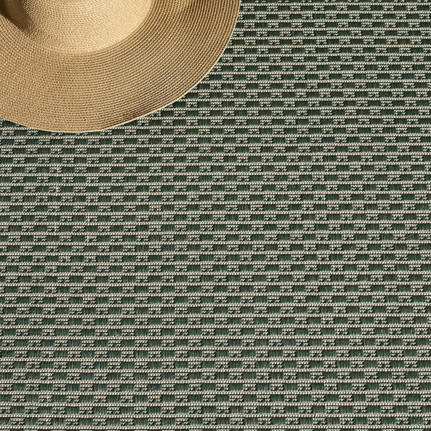 SAFAVIEH Outdoor Area Rug 6x8 - Courtyard Collection - Coastal Design, Green & Beige, Non-Shedding & Easy Cleaning, Weather Resistant, Ideal for Patio, Backyard, Kitchen, Mudroom (CY8477-32221)