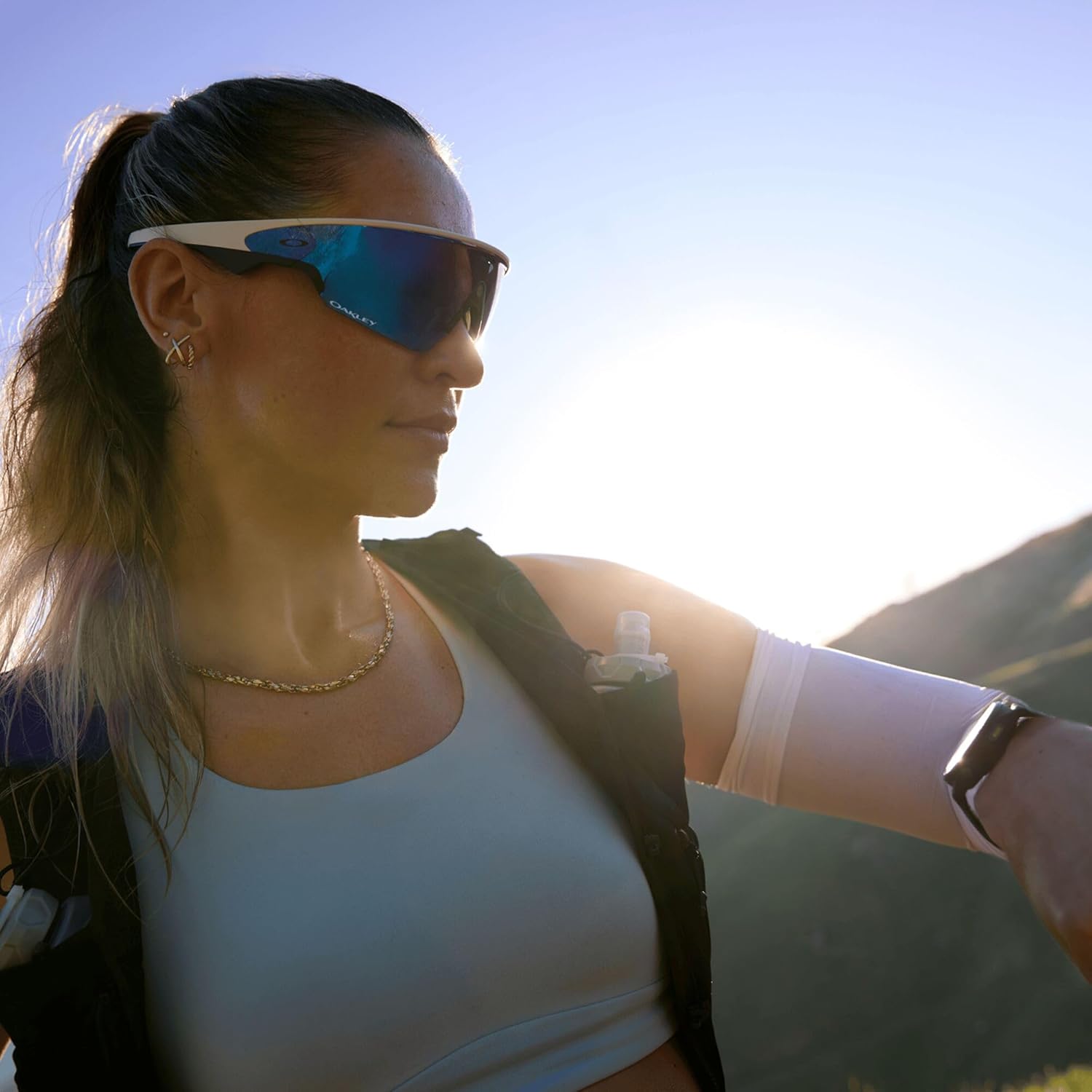 Oakley | Meta Vanguard with Meta AI, Audio, Photo, Video Compatibility - White, Prizm™ Sapphire