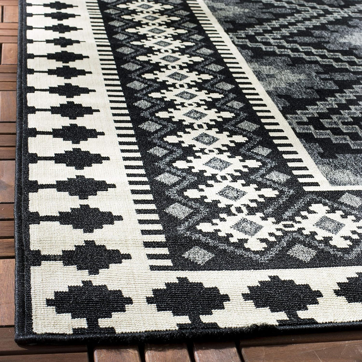 SAFAVIEH Washable Rug Outdoor Veranda Collection - 8' x 11', Black & Cream, Non-Shedding & Easy to Clean, Ideal for Patio, Backyard, Mudroom (VER099-0421)